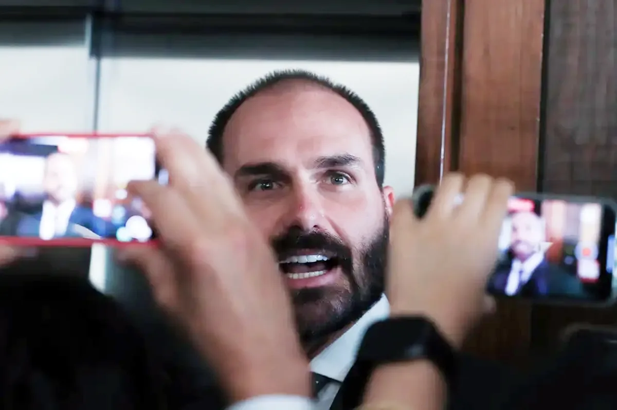 STF manda executar pena de Eduardo Bolsonaro e anula passaportes