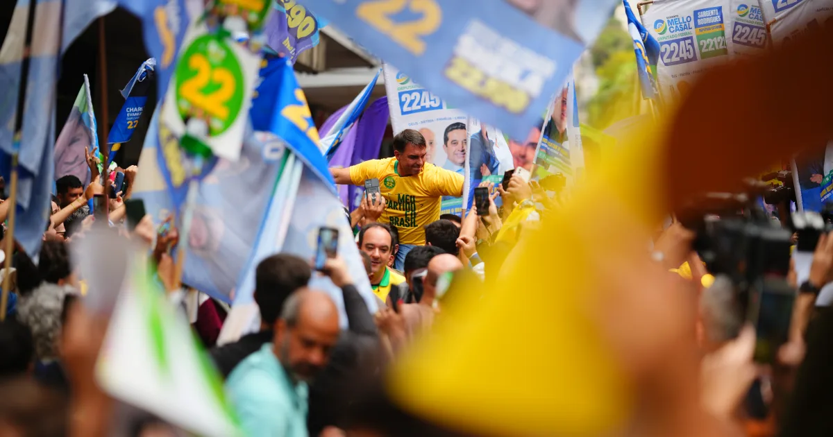 Flávio Bolsonaro é carregado em ato no local onde pai foi atacado