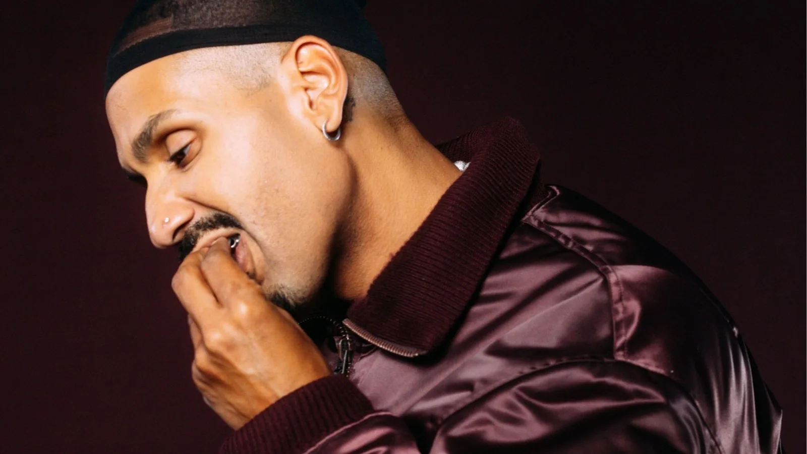 Froid retoma o controle criativo e lança álbum mais pessoal