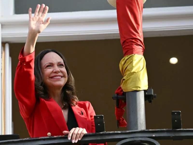 Claudia Macero volta a Caracas e cobra retorno de María Corina Machado