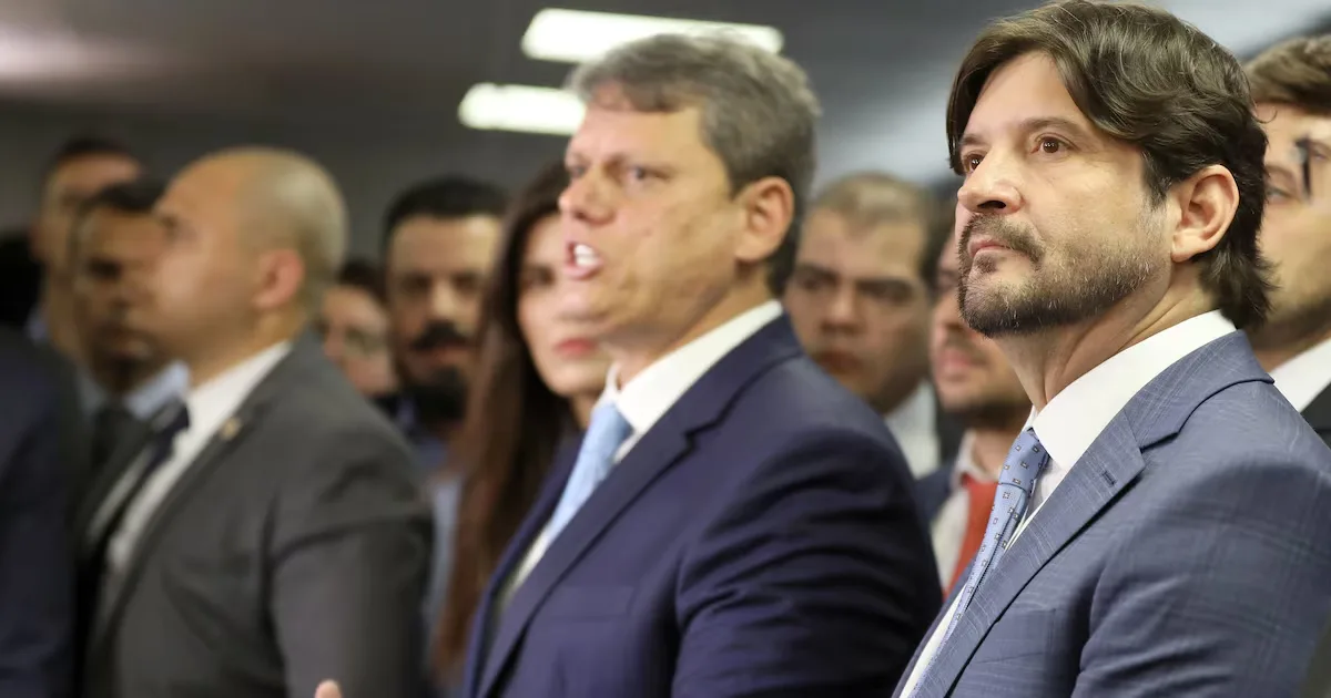 Justiça Eleitoral suspende propaganda de André do Prado com imagens de Tarcísio