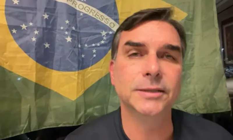 Flávio Bolsonaro se distancia de ação de Zé Trovão contra Bolsa Família