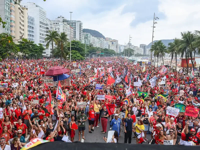 Ato em apoio a Lula reúne participantes em Copacabana