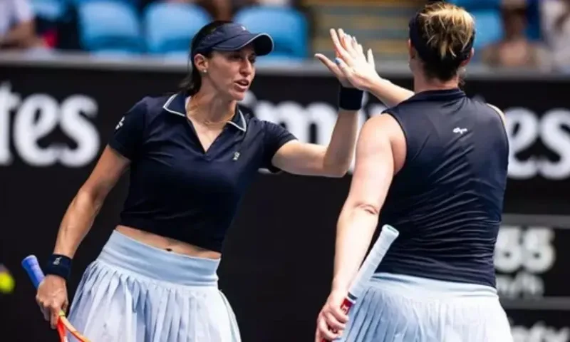 Stefani e Dabrowski avançam no US Open com vitória em dois sets