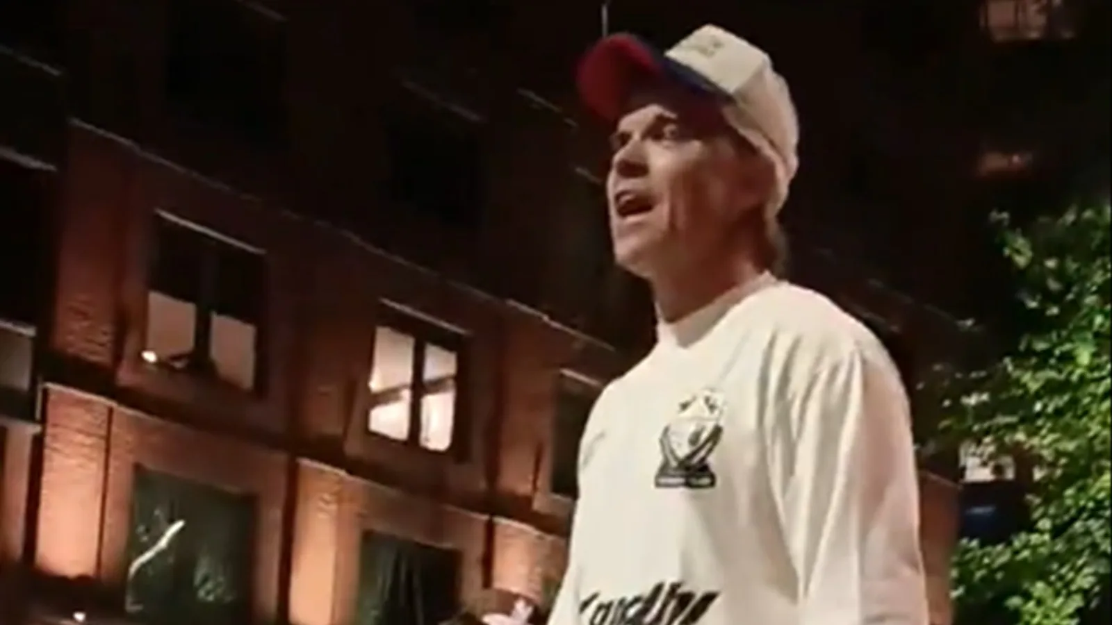 Robbie Williams faz show acústico na rua antes de apresentações em Buenos Aires