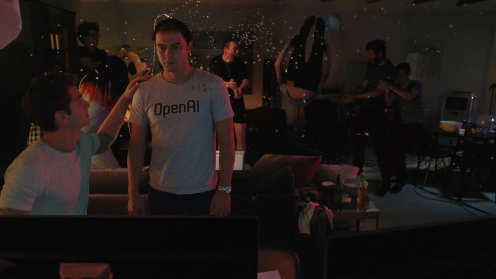 Filme de Luca Guadagnino transforma ascensão da OpenAI em comédia sombria
