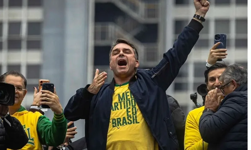 Flávio Bolsonaro termina primeiro turno à frente de Lula, com 47,03% dos votos