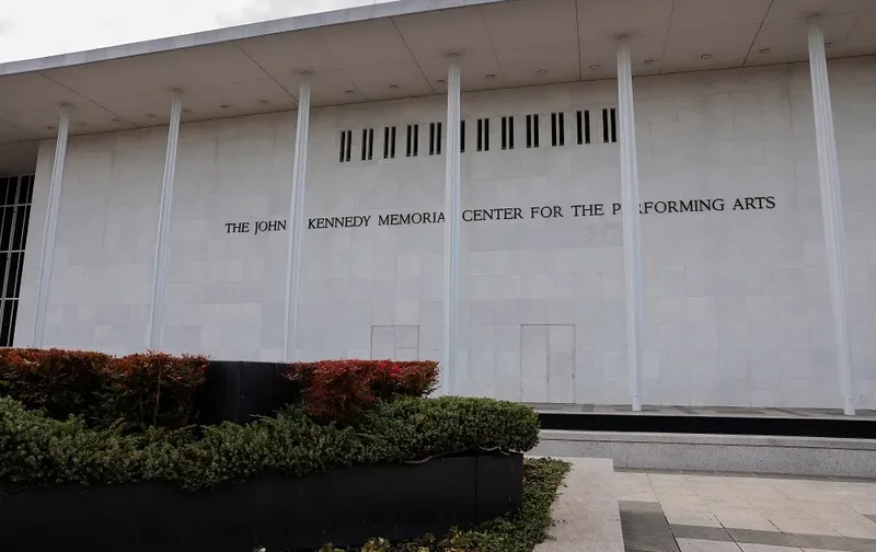 Juiz barra nome de Trump na fachada e presidente anuncia fechamento do Kennedy Center