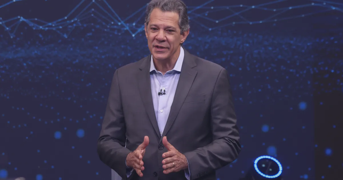 Haddad critica histórico de Flávio Bolsonaro durante ato do PT em São Paulo