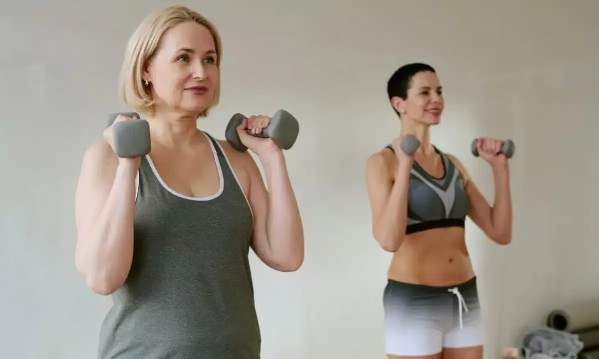 Treino de força e atividade física ajudam na saúde durante a menopausa