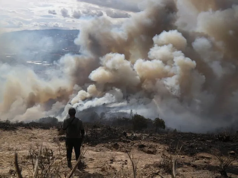 Fogo atinge hotel e deixa Villa de Leyva sob fumaça na Colômbia