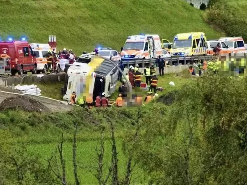 Cinco morrem após ônibus holandês capotar em estrada na Suíça