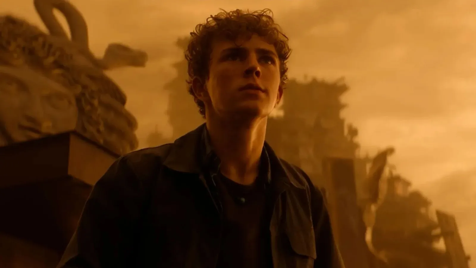 Novas imagens mostram Percy Jackson ao lado de Nico di Angelo