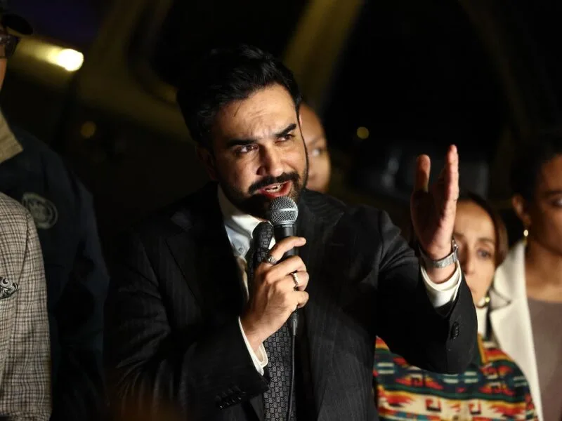 Mullin rebate prefeito de Nova York após agente do ICE atirar em homem