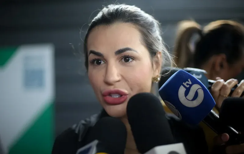 Deolane Bezerra escreve carta e pede calma à família durante prisão