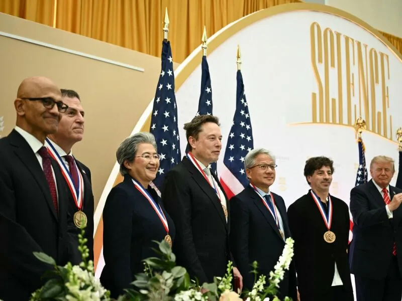 Trump entrega medalha científica a Musk e cita “Era de Ouro” da IA