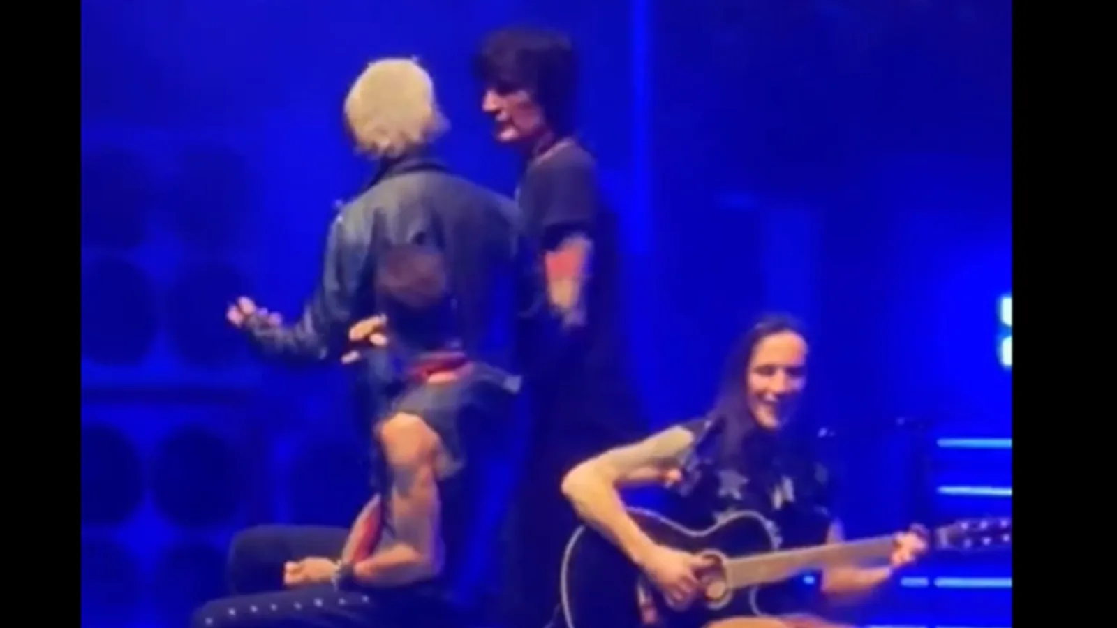 Tommy Lee e John 5 fazem pegadinha durante clássico do Extreme