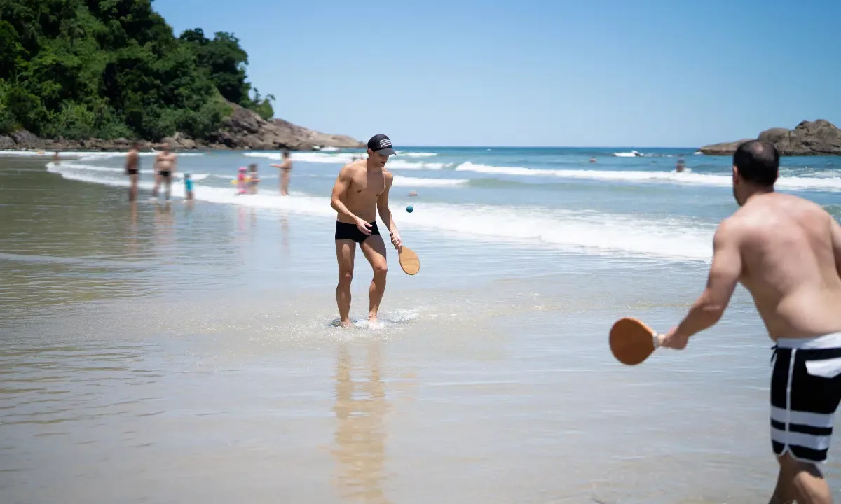 Esportes de areia ganham espaço como treino e ponto de encontro