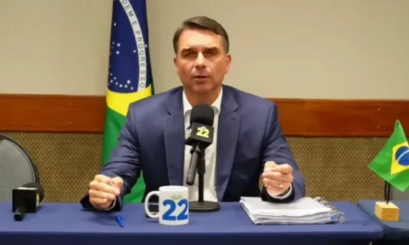 Flávio Bolsonaro acusa Judiciário de censurar debate presidencial
