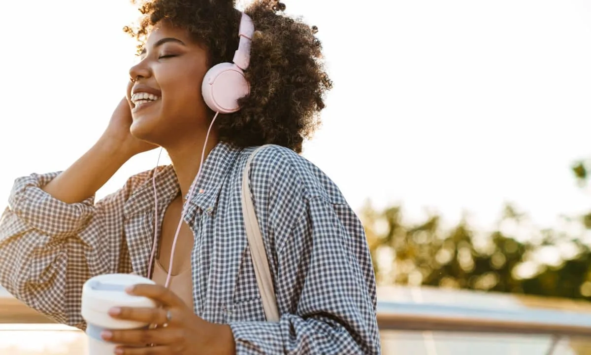 Volume e tempo de uso dos fones influenciam risco à audição