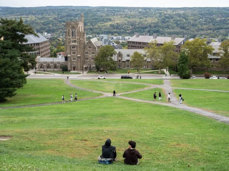 Cornell abre revisão interna após reabertura de investigação sobre estupro coletivo