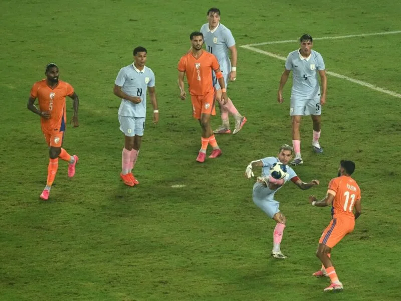 Uruguai bate Índia por 6 a 1 em estreia de Forlán como interino