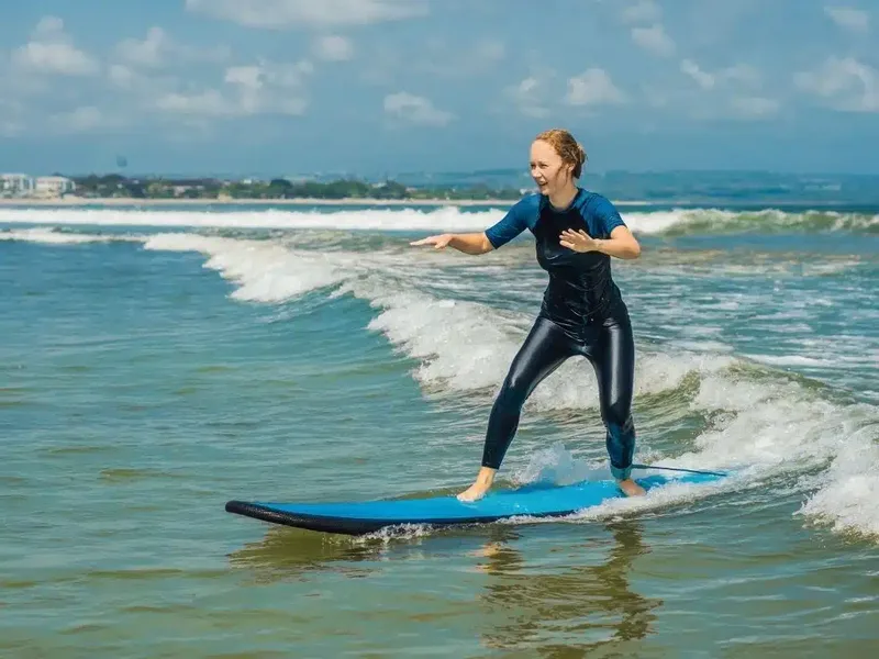 Adultos descobrem no surf um novo desafio fora da rotina