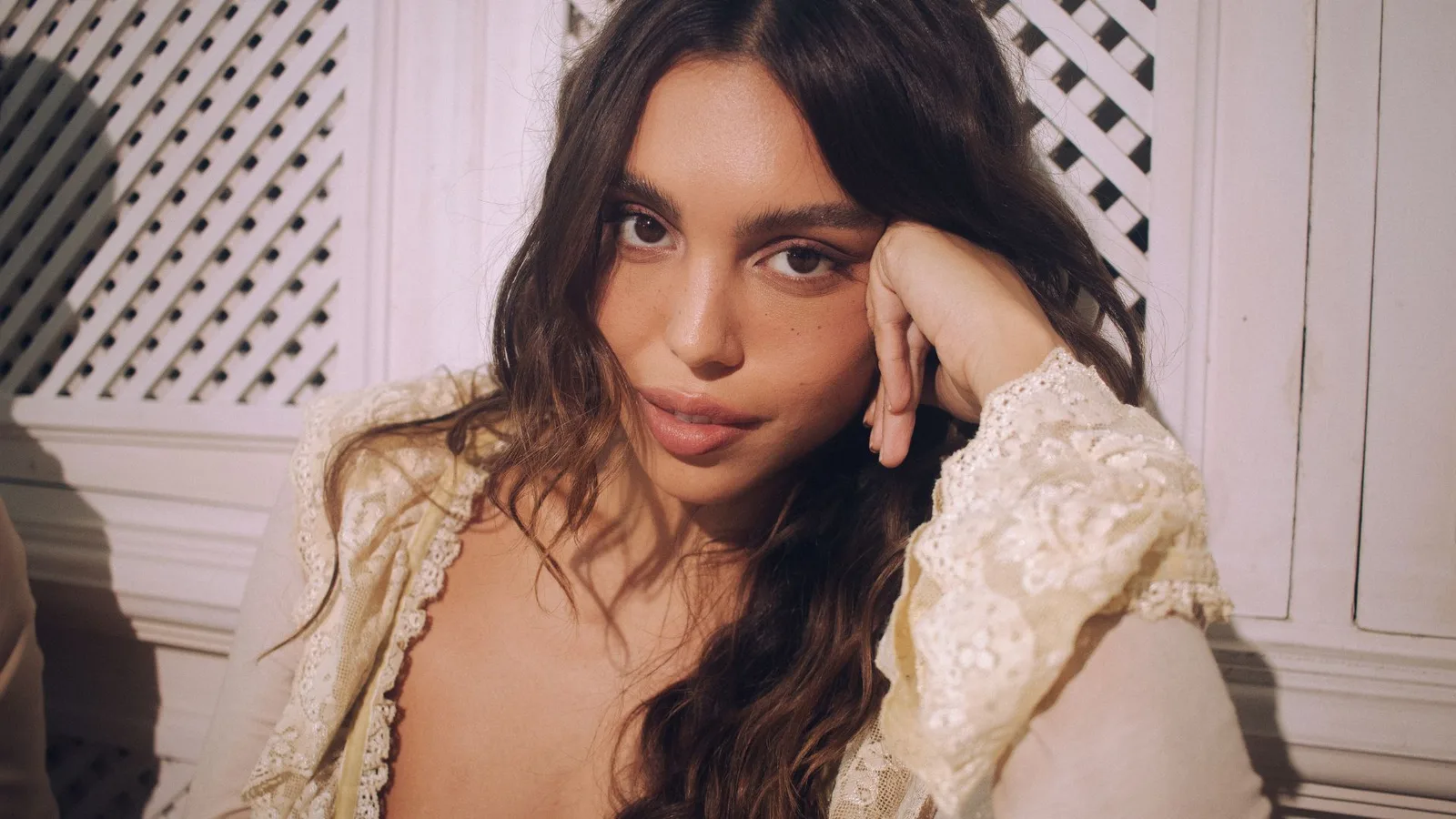 Dora Sanches leva histórias pessoais ao Grammy Latino 2026