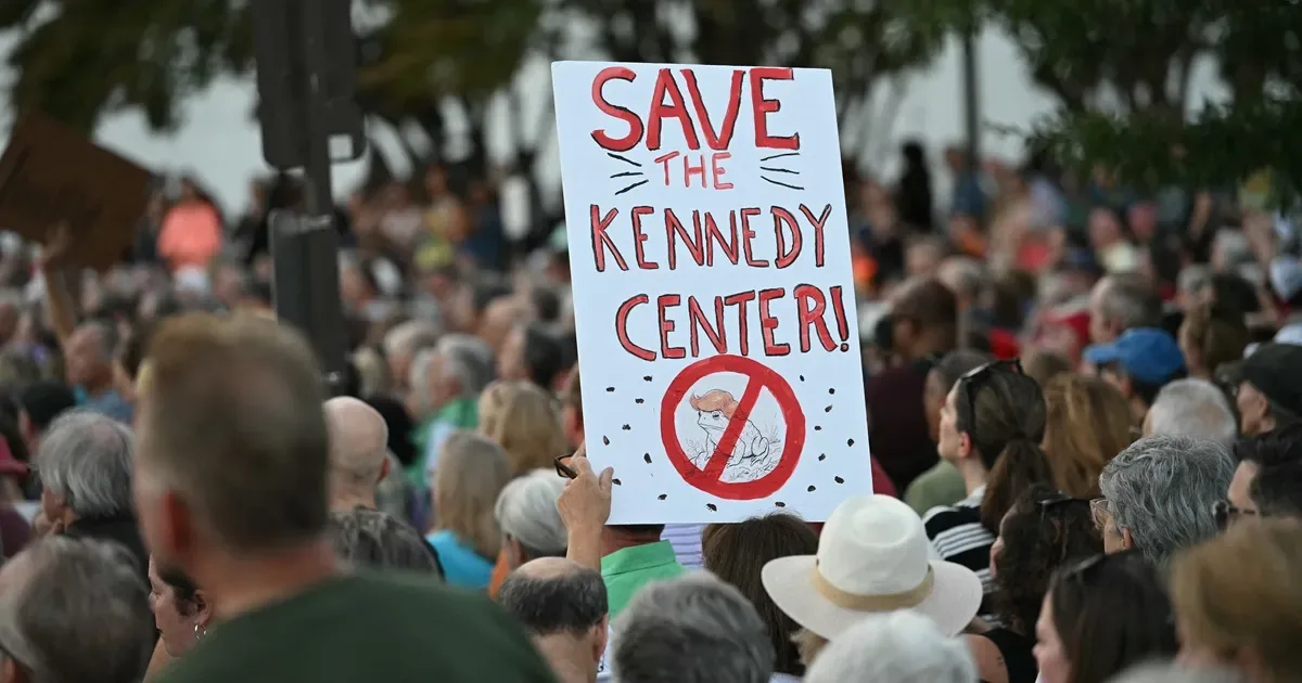 Protesto reúne manifestantes contra mudança de nome do Kennedy Center
