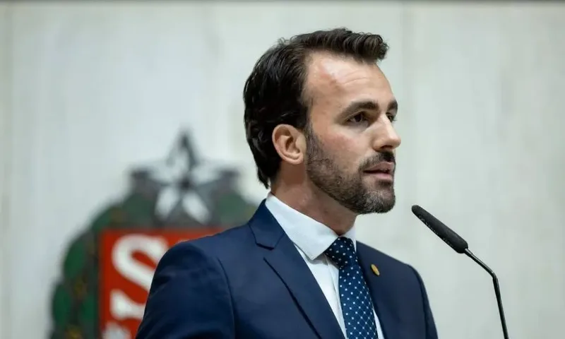TSE barra imagem de Bolsonaro em peças de campanha de Lucas Bove