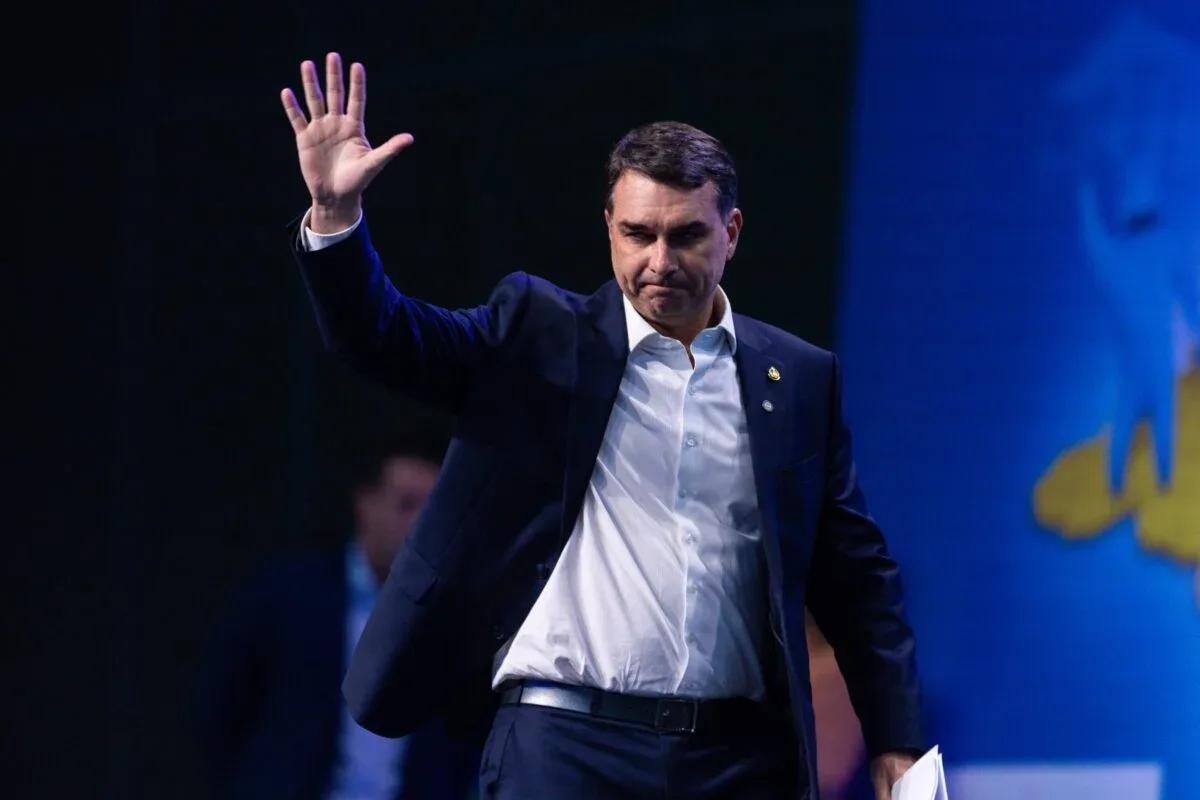 Flávio Bolsonaro enfrenta crise de imagem após ligação com banqueiro