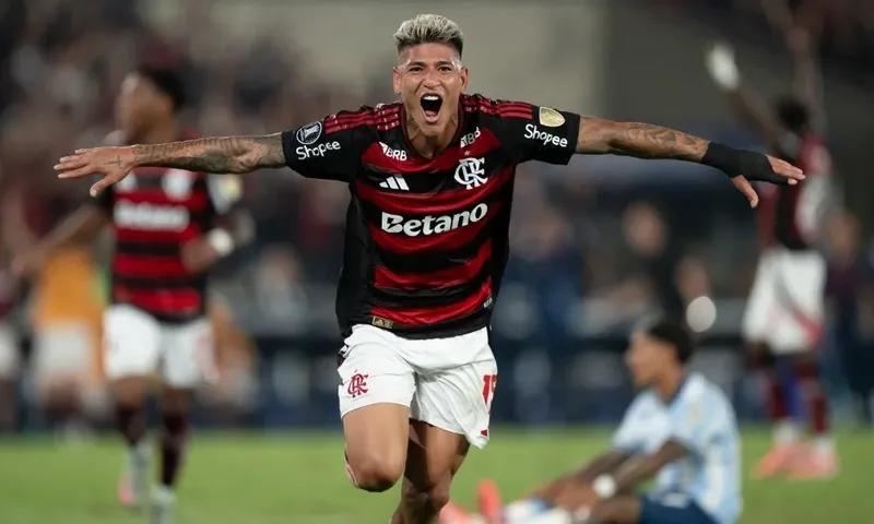 Flamengo bate o Fluminense por 1 a 0 e segue na ponta do Brasileirão