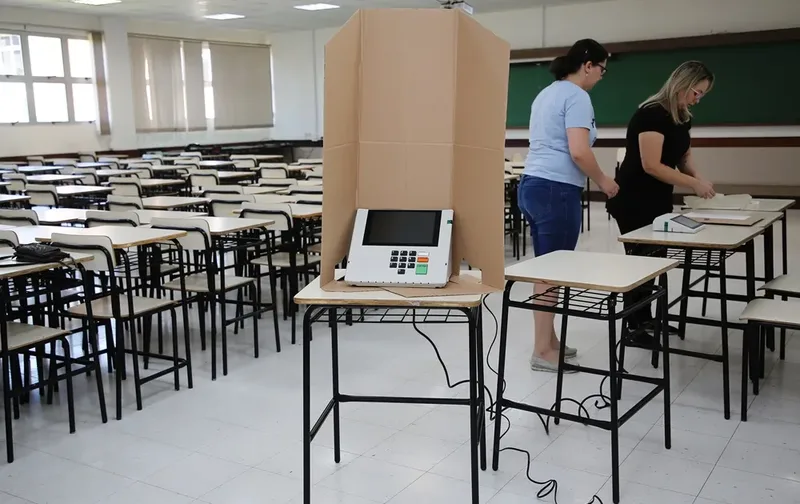 Eleitores escolhem presidente, governadores e parlamentares neste domingo