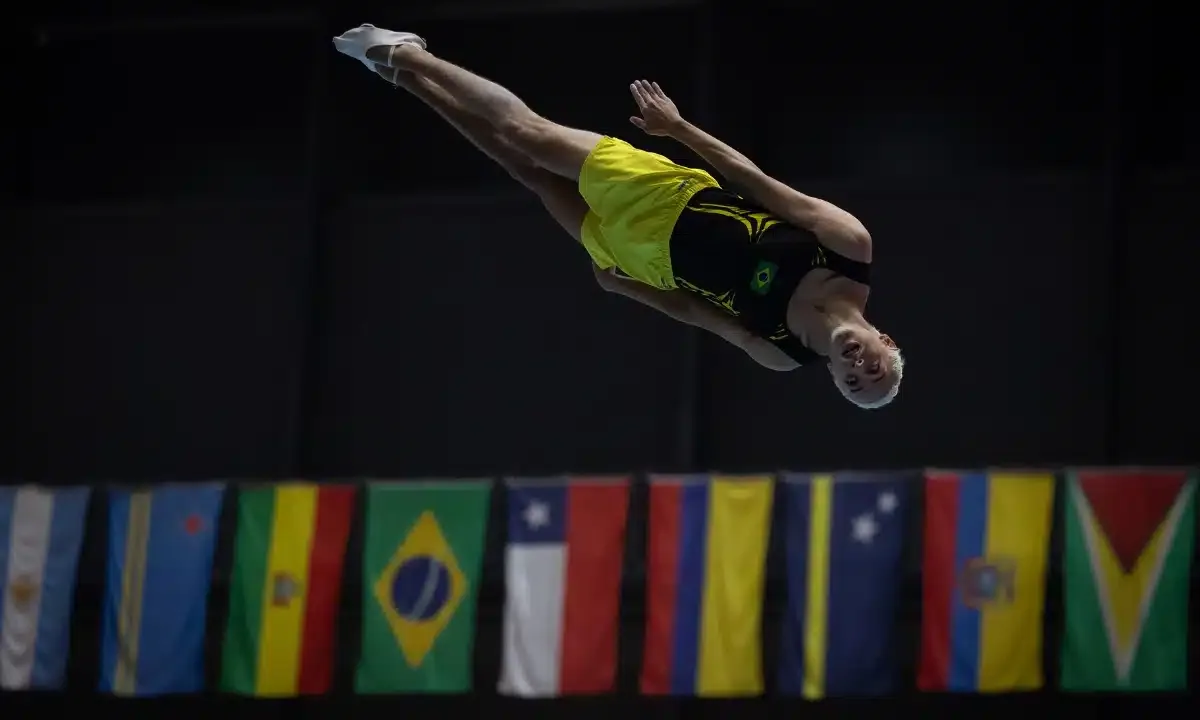 Vinícius Celestino conquista bronze no individual do trampolim