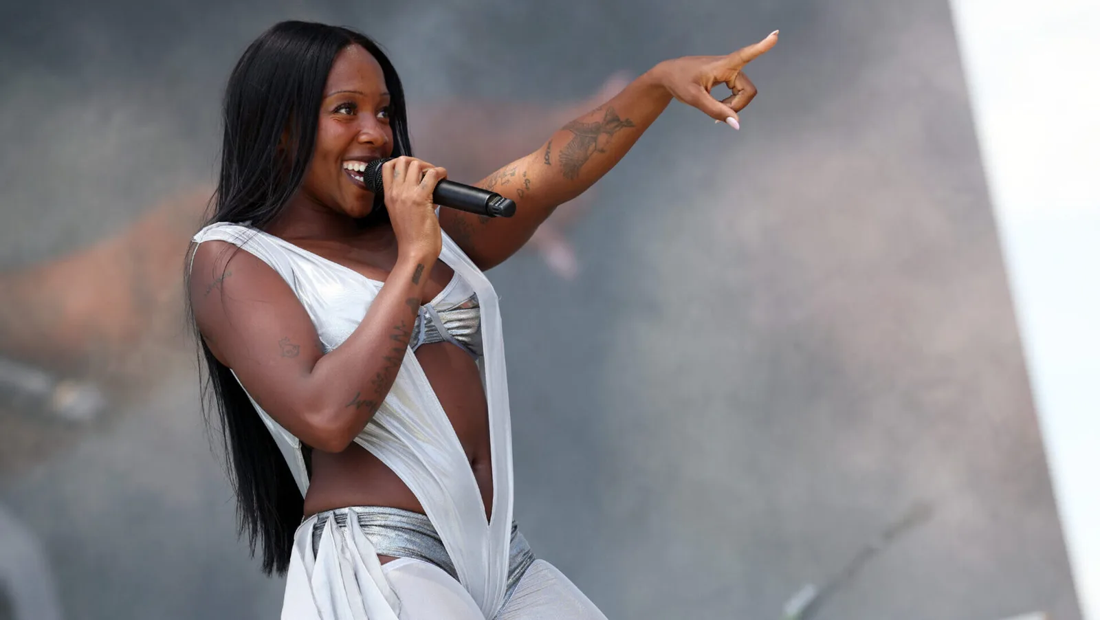 Rachel Chinouriri encara sobriedade e tristeza em novo disco dançante