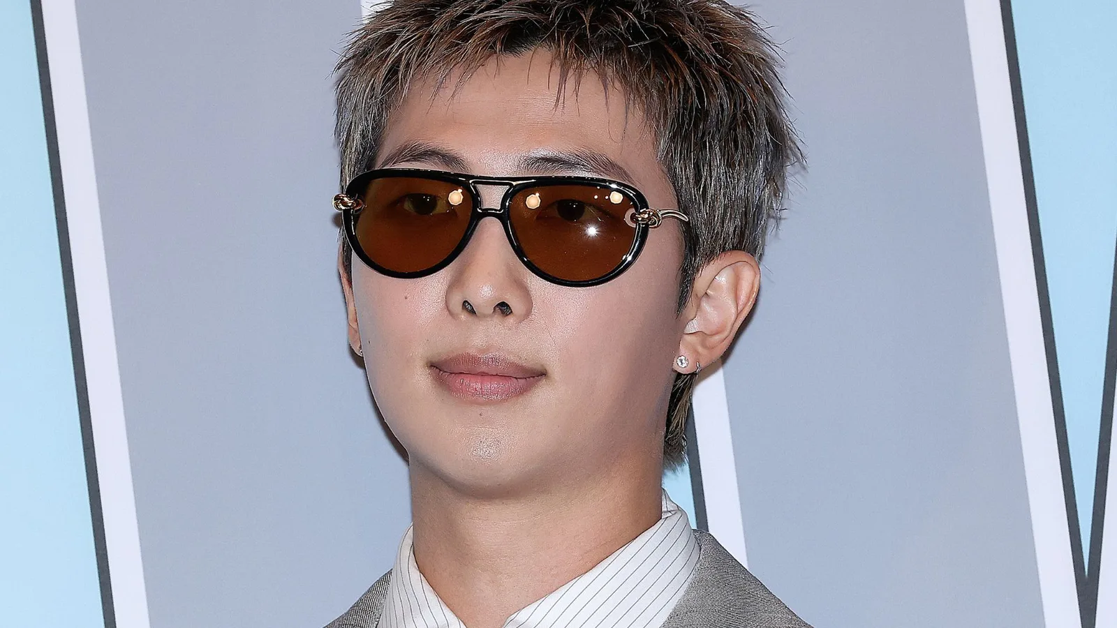 RM pede que fãs deixem de se reunir em frente aos hotéis do BTS