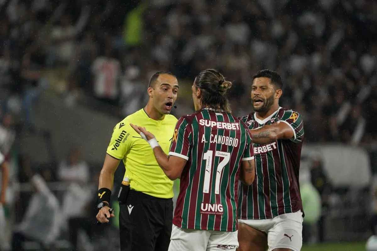 Fluminense bate o Vasco e questiona decisões de Davi Lacerda