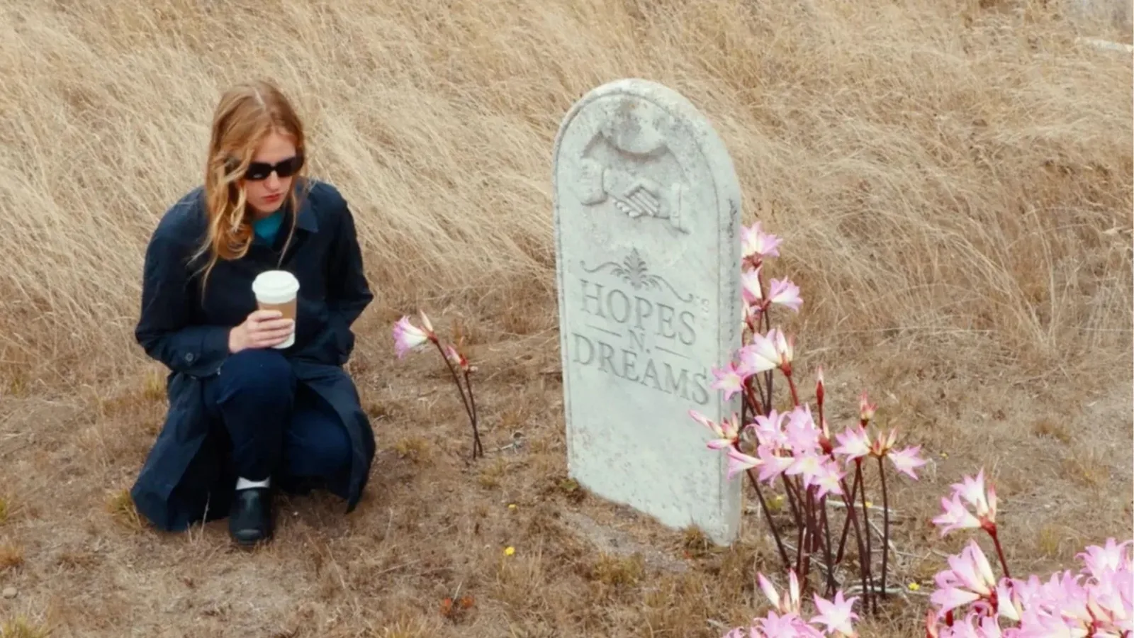 Audrey Hobert lança clipe de “Phoebe” antes de abrir shows de Charli XCX