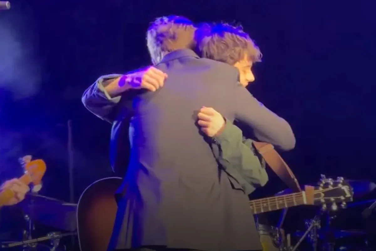 Filho de Brandon Flowers acompanha clássico do Oasis no violão durante show