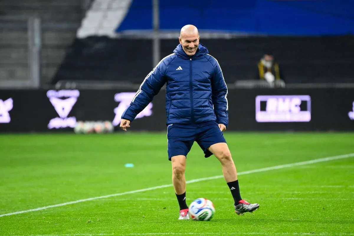 Zidane homenageia Cristiano Ronaldo durante tensão com Jorge Jesus