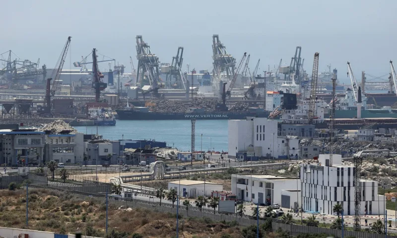 EUA restringem proteção aérea a navios no Estreito de Ormuz