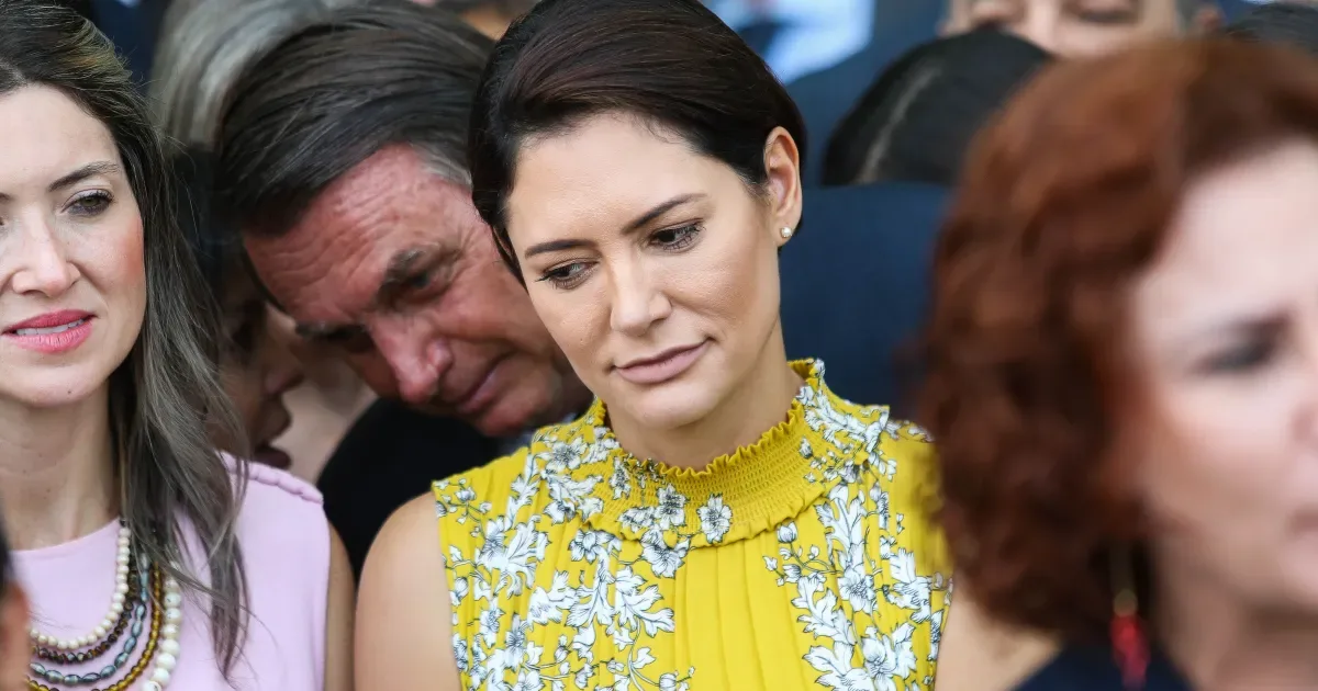 Justiça eleitoral autoriza peça de Michelle com referência a Bolsonaro