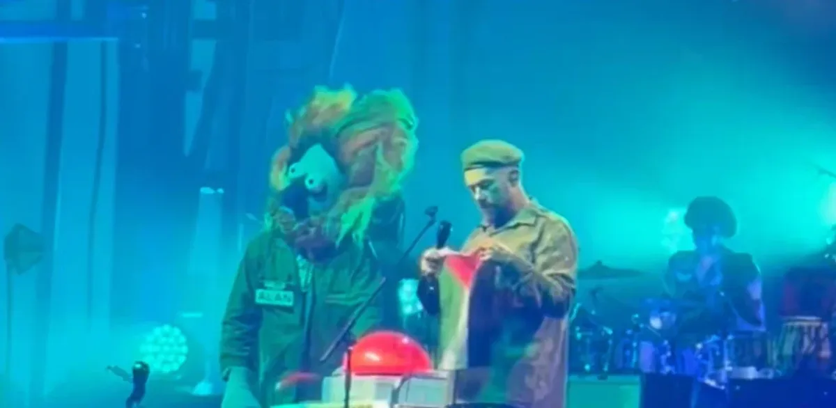 Damon Albarn levanta bandeira palestina em show do Gorillaz nos EUA